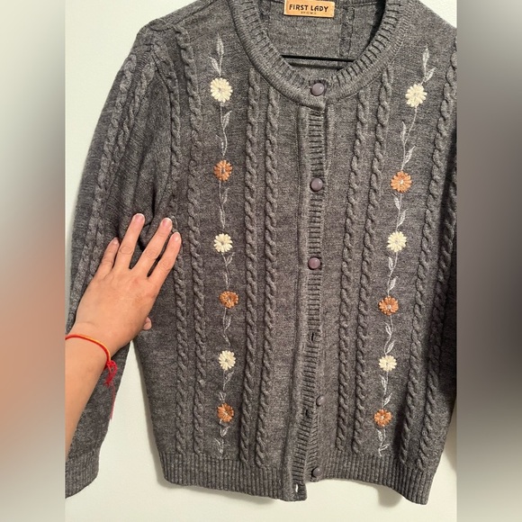 First Lady Cable Knit embroidered Cardigan- Medium PTP 19.5 inch - Picture 5 of 14